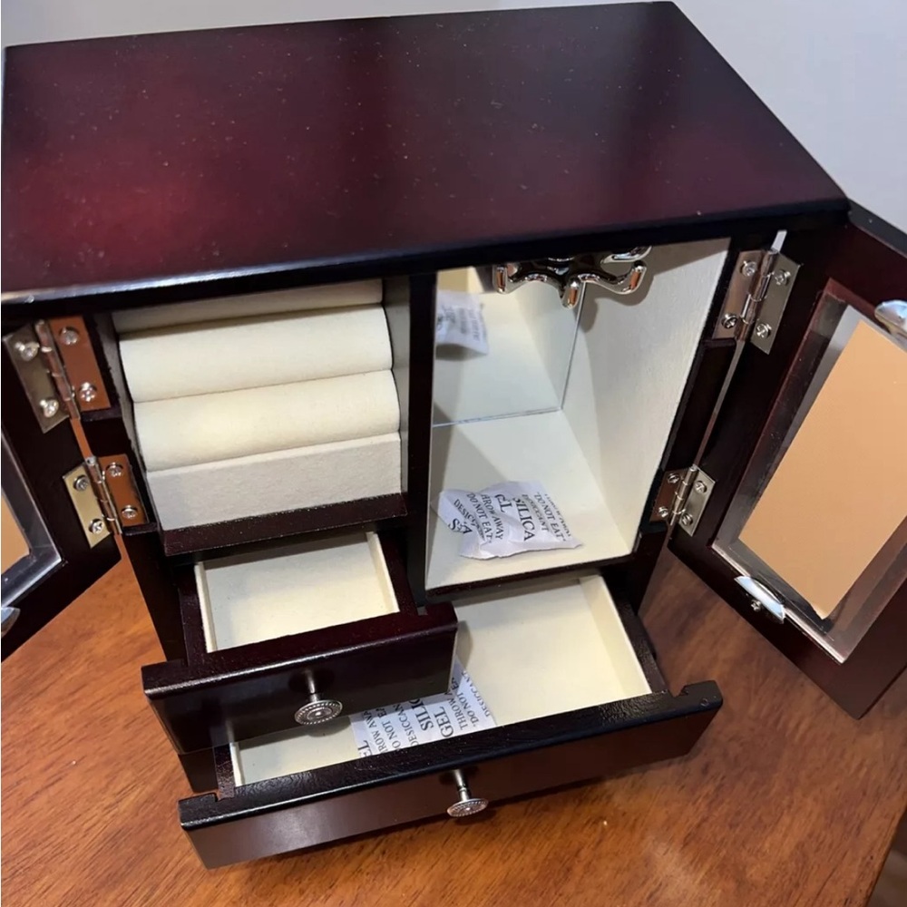 Jewelry Box New
Unboxed Etched Cherry Wood 8.5x4x7inch King Wood Company Limited
